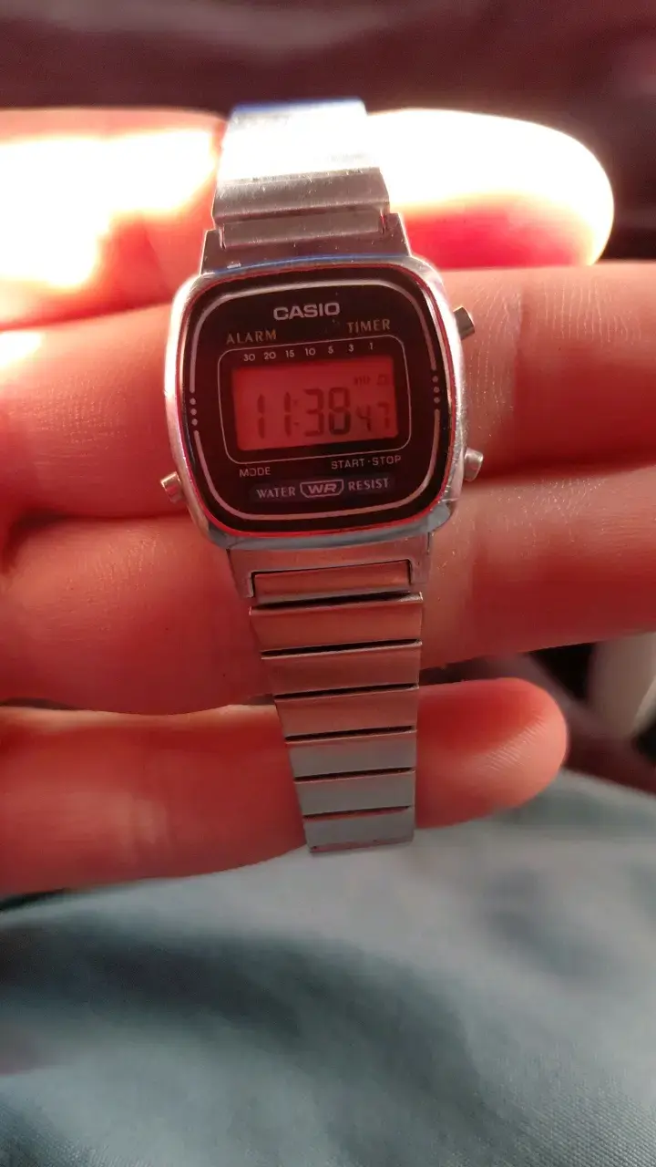Reloj digital Casio vintage resistente al agua - 3