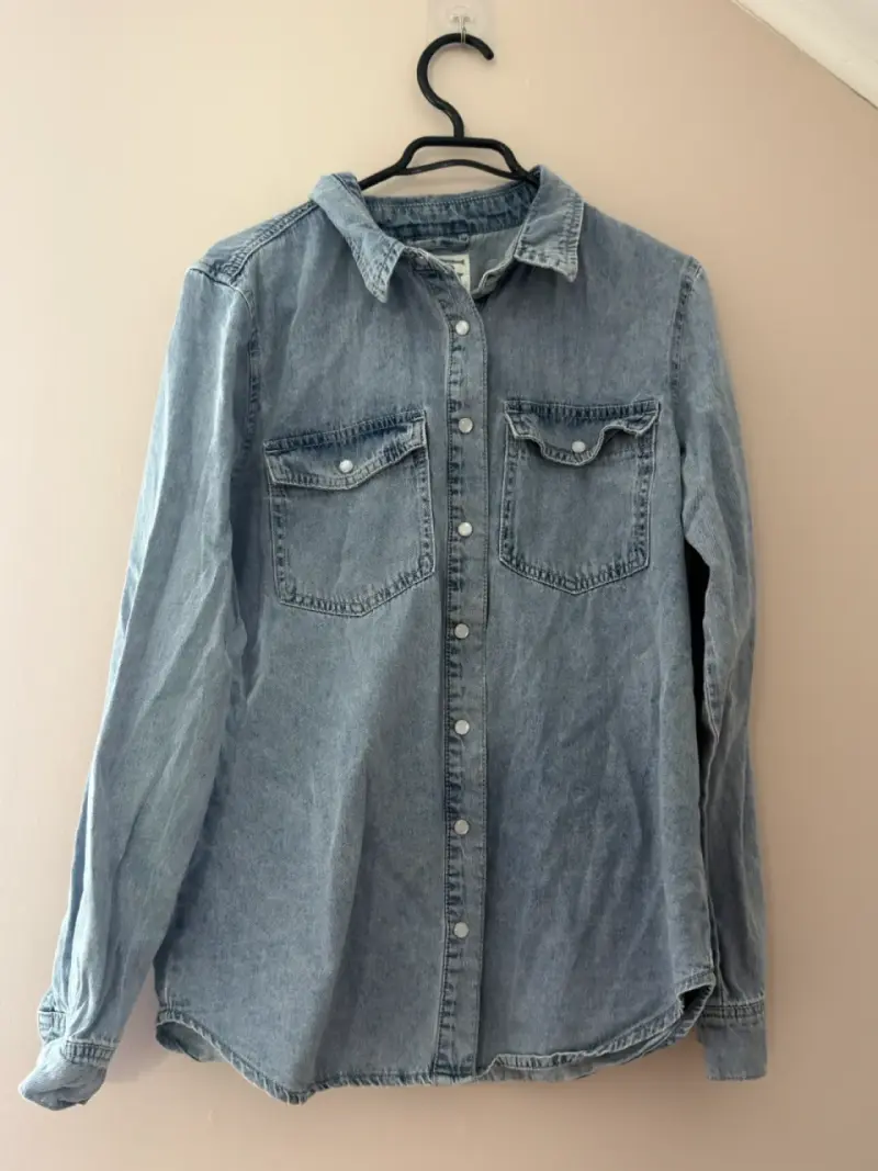 Camisa de mezclilla azul para mujer
