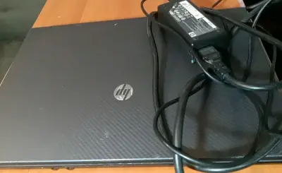 Laptop HP con cargador para desarme - miniatura 1