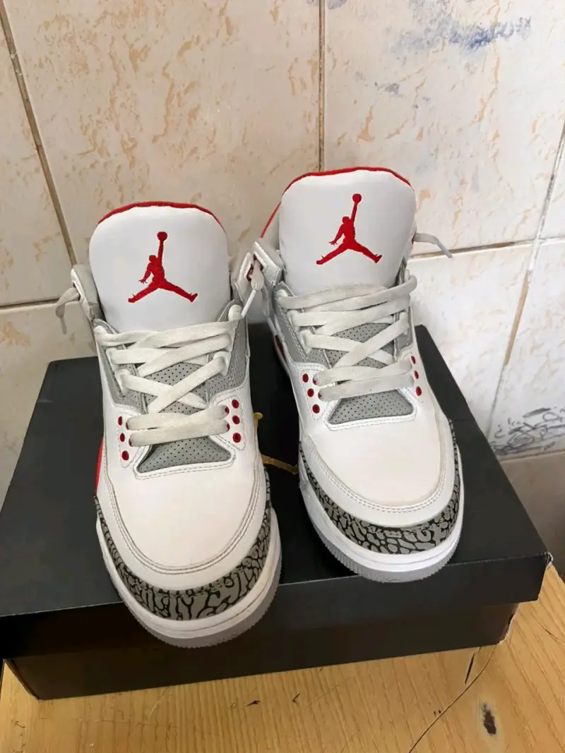 Zapatillas deportivas blancas y rojas Nike Air Jordan - 2