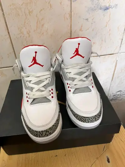 Zapatillas deportivas blancas y rojas Nike Air Jordan - miniatura 2