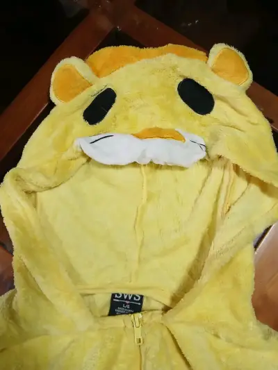 Pijama enterizo de león amarillo  talla L - miniatura 1