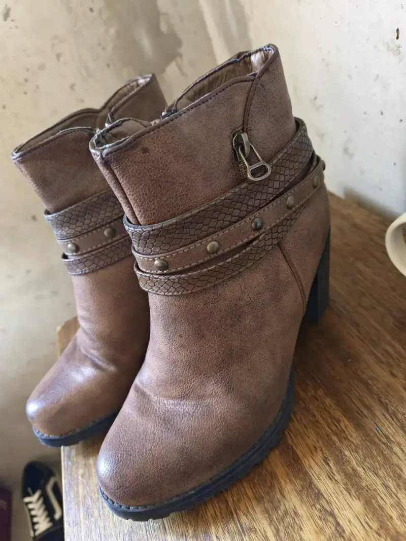 Botines de cuero marrón con tacón alto - 2