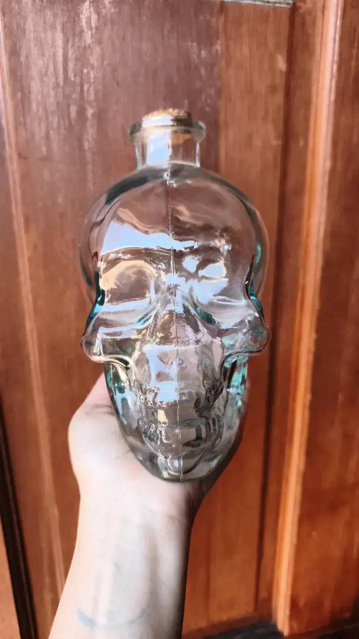 Botella de vidrio en forma de calavera - 1