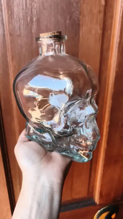 Botella de vidrio en forma de calavera - miniatura 2