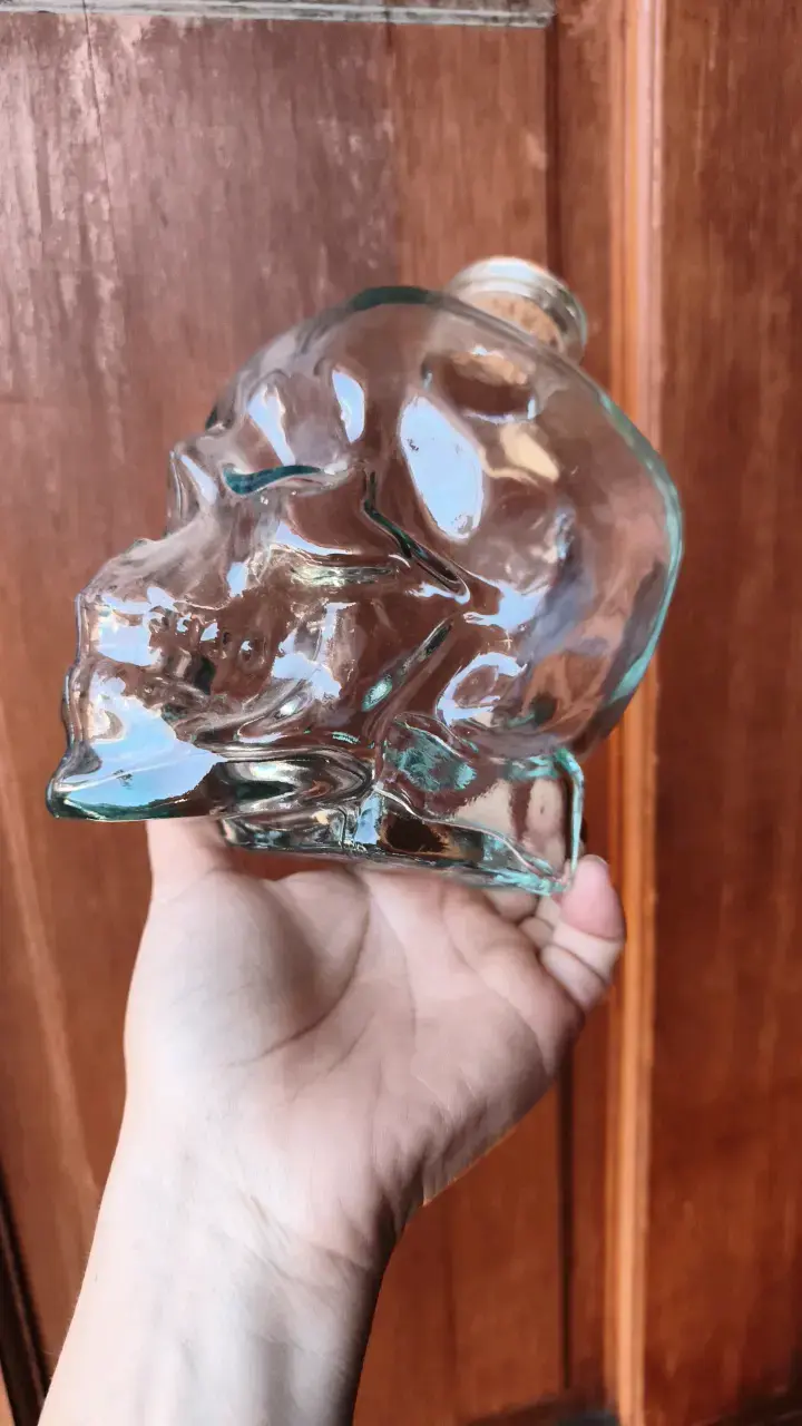 Botella de vidrio en forma de calavera - 3