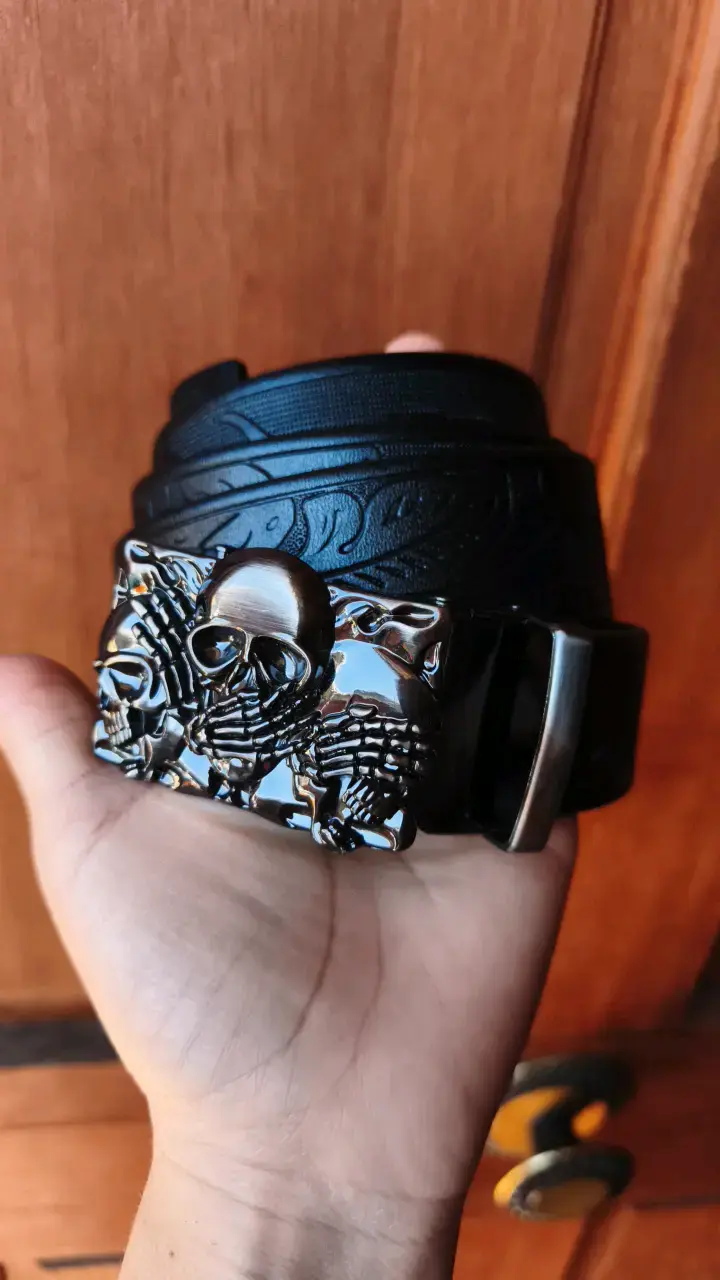 Cinturón de cuero negro con hebilla de calaveras - 1