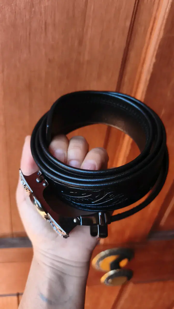 Cinturón de cuero negro con hebilla de calaveras - 2