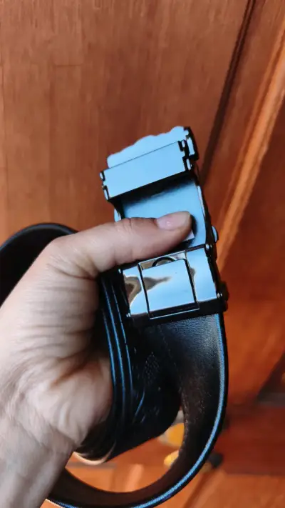 Cinturón de cuero negro con hebilla de calaveras - miniatura 3