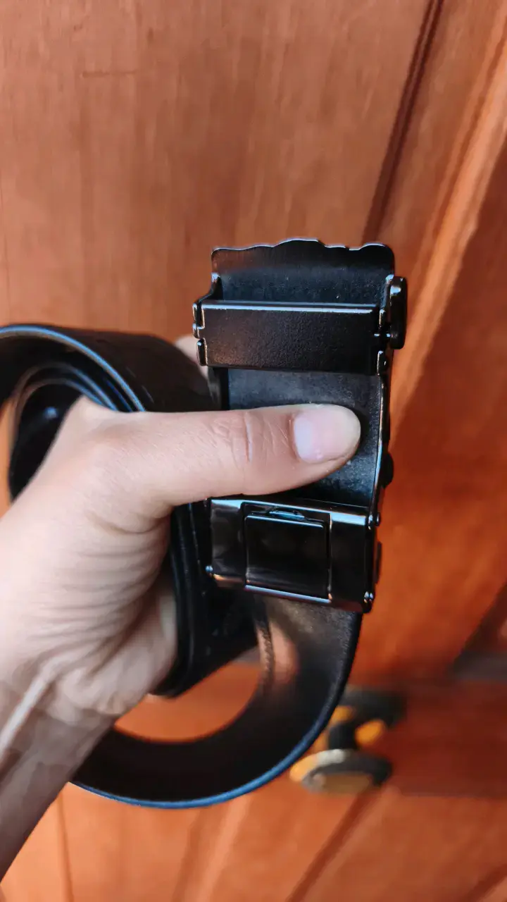 Cinturón de cuero negro con hebilla de calaveras - 4