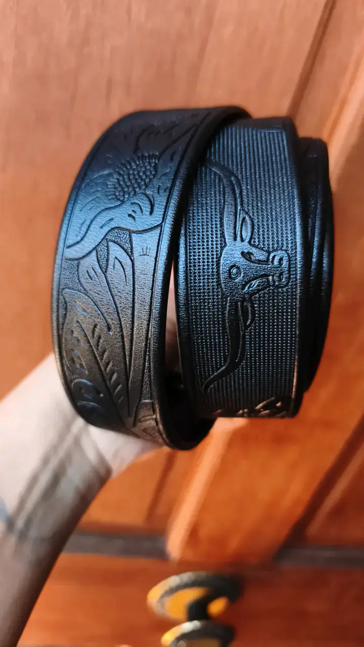 Cinturón de cuero negro con hebilla de calaveras - 5