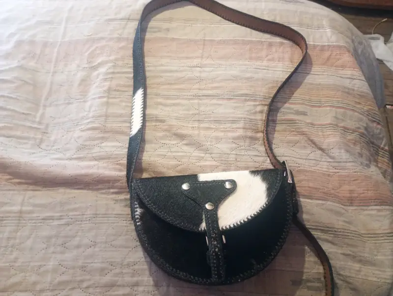 Cartera de cuero con diseño de vaca