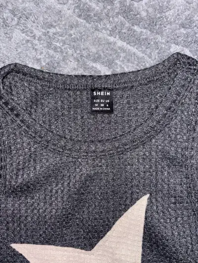 Crop top gris con estrella blanca Shein - miniatura 2