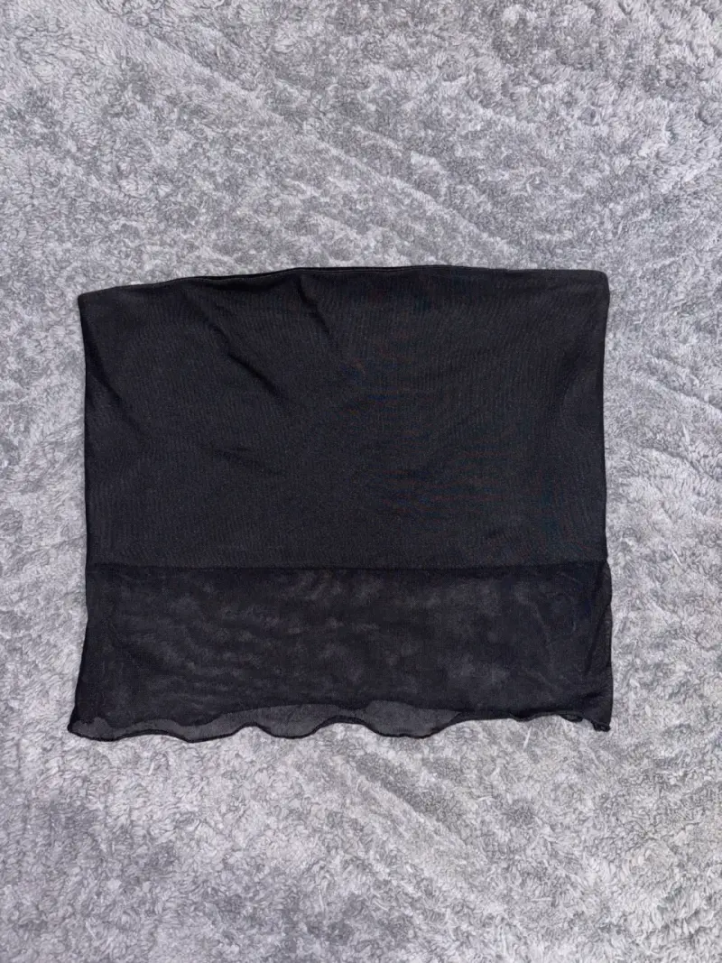 Top strapless negro con detalle de encaje - 1