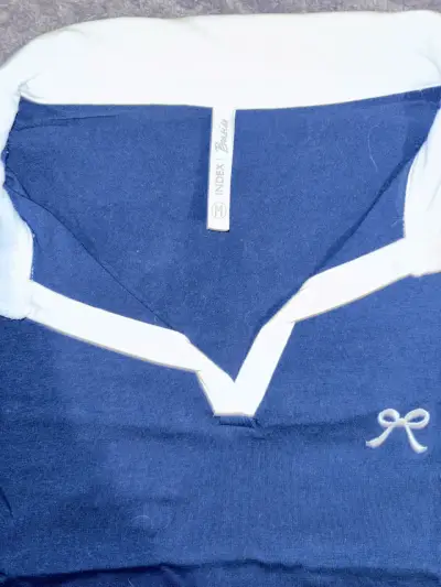 Polera azul con cuello blanco Index Basics - miniatura 2