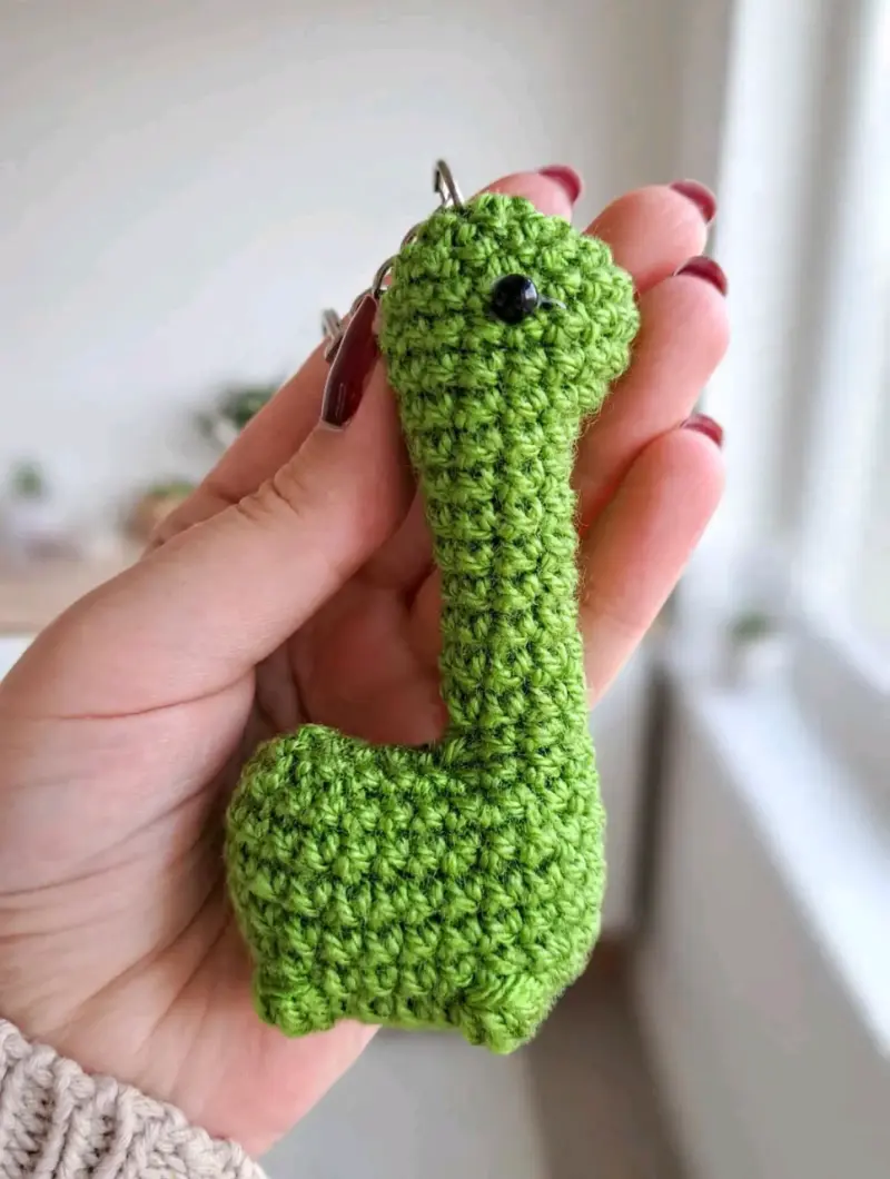 Llavero de dinosaurio tejido a crochet verde - 1