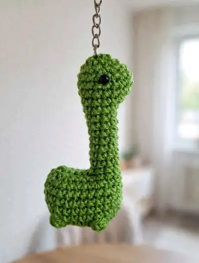 Llavero de dinosaurio tejido a crochet verde - miniatura 2
