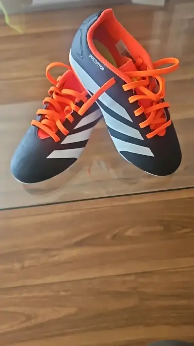 Zapatillas de fútbol Adidas Predator negras y naranjas - miniatura 1