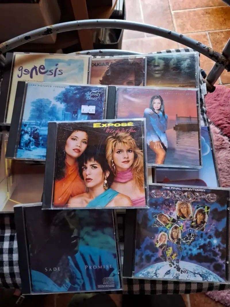 Colección de CDs de música variada