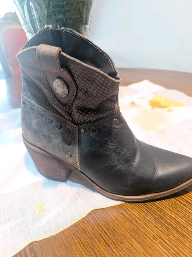 Botines de cuero negro con detalles en relieve - 1