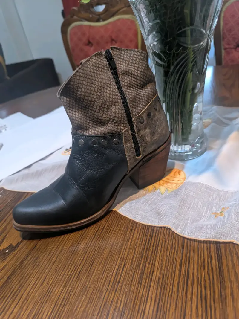 Botines de cuero negro con detalles en relieve - 2