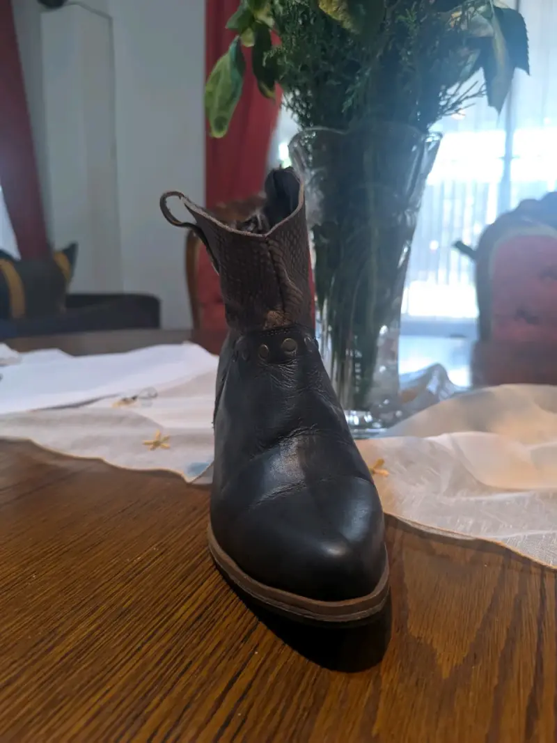 Botines de cuero negro con detalles en relieve - 3