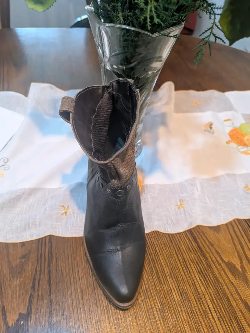 Botines de cuero negro con detalles en relieve - 4