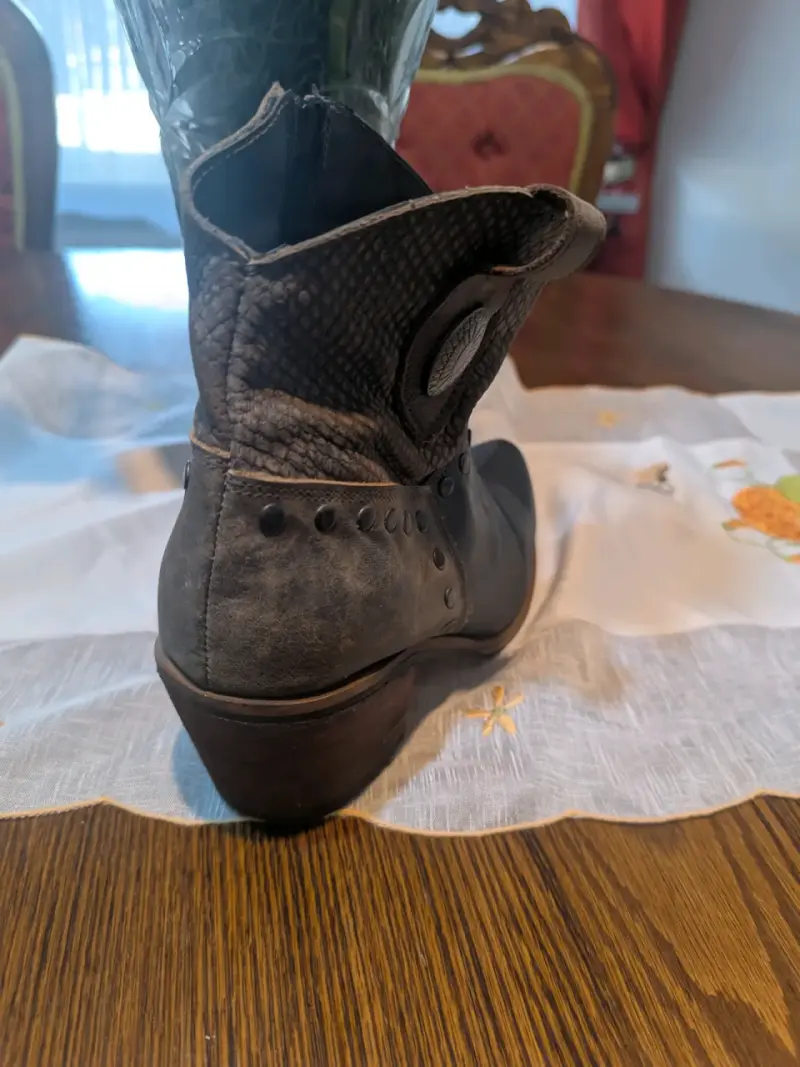 Botines de cuero negro con detalles en relieve - 5