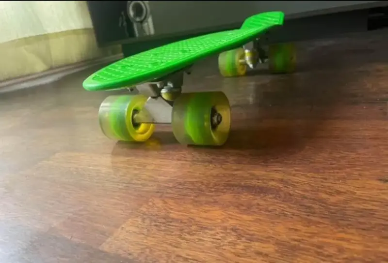Skateboard verde con ruedas transparentes - 1