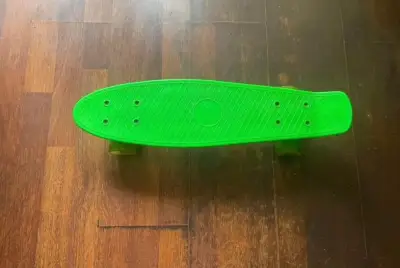 Skateboard verde con ruedas transparentes - miniatura 2