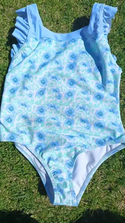 Traje de baño infantil azul con flores - miniatura 1