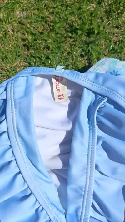 Traje de baño infantil azul con flores - miniatura 3