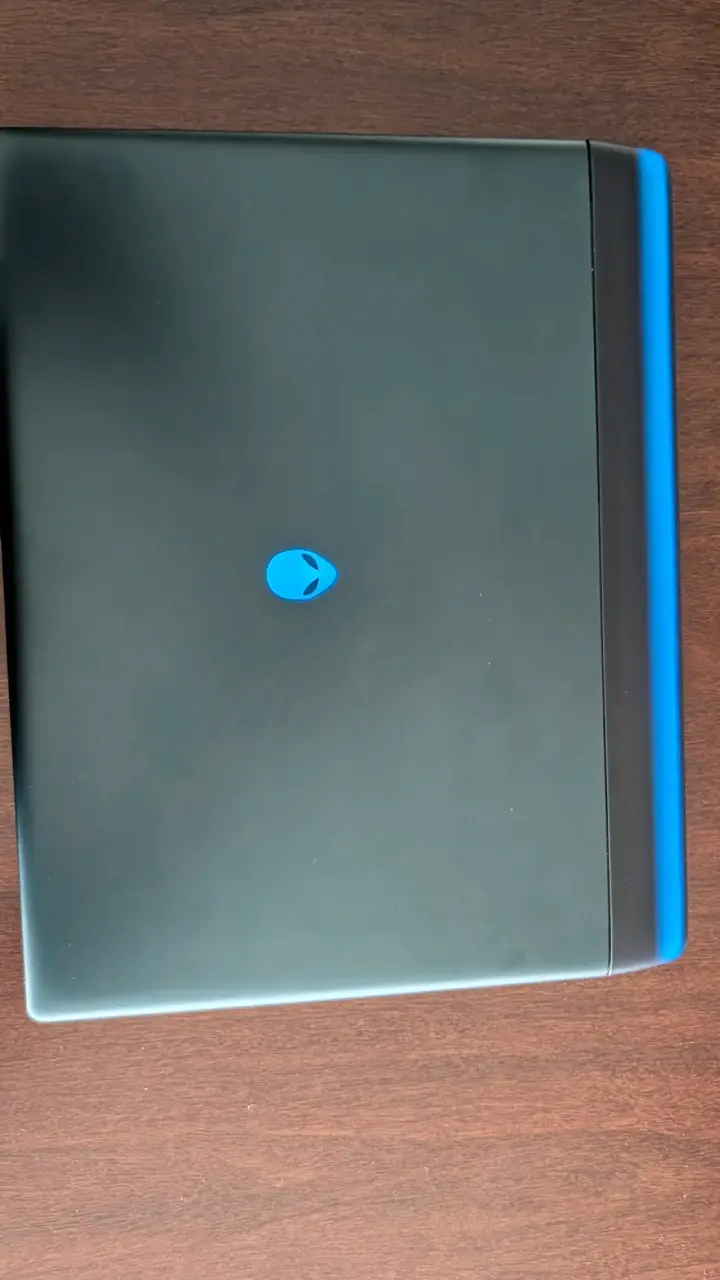 Laptop Alienware con teclado retroiluminado - 1