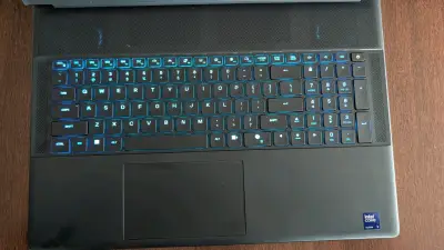 Laptop Alienware con teclado retroiluminado - miniatura 2