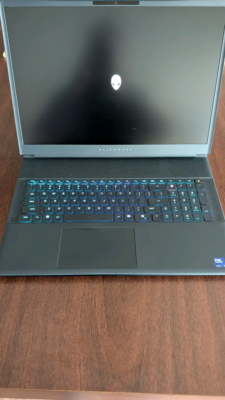 Laptop Alienware con teclado retroiluminado - 3