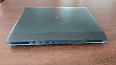 Laptop Alienware con teclado retroiluminado - miniatura 4