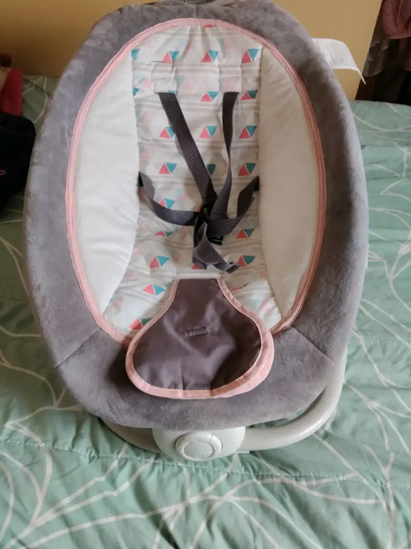 Silla mecedora para bebé con diseño geométrico