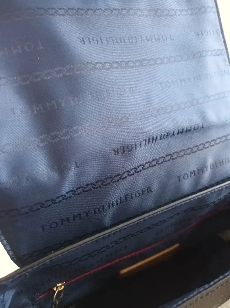Cartera negra Tommy Hilfiger elegante - 2