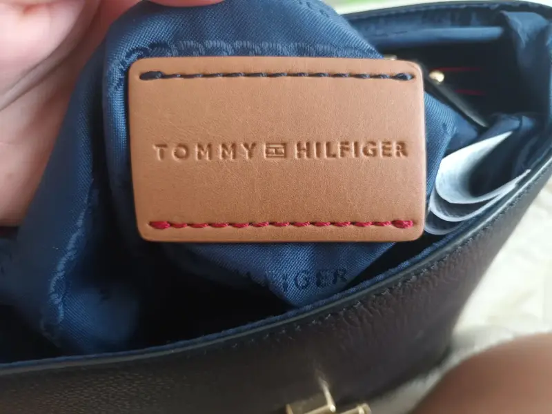 Cartera negra Tommy Hilfiger elegante - 3