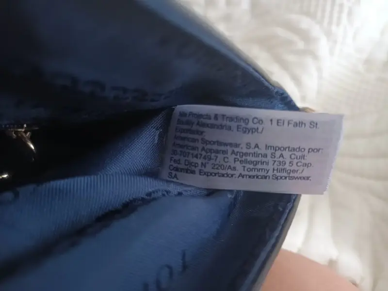 Cartera negra Tommy Hilfiger elegante - 4