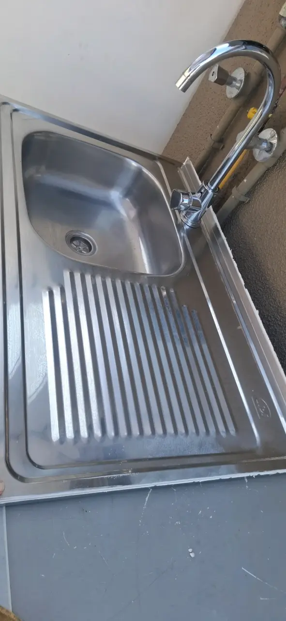 Lavaplatos de acero inoxidable con grifo - 1