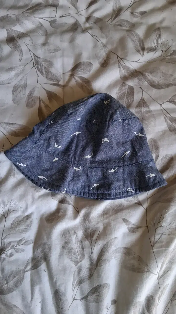 Sombrero de pescador azul con estampado de aves