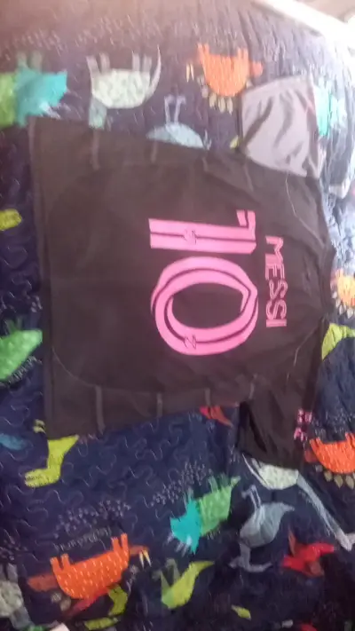 Camiseta deportiva negra y gris de Lionel Messi - miniatura 2