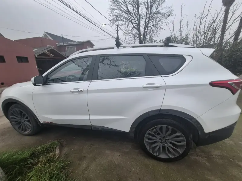SUV Jetour X70 blanca en buen estado - 2