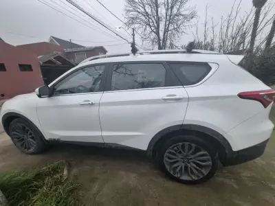 SUV Jetour X70 blanca en buen estado - miniatura 2