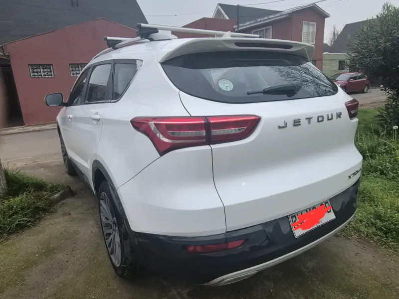SUV Jetour X70 blanca en buen estado - 3
