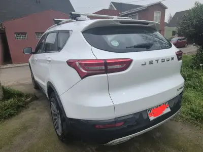 SUV Jetour X70 blanca en buen estado - miniatura 3