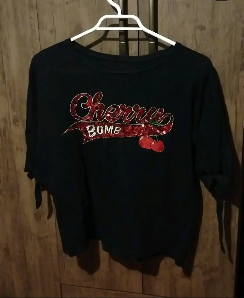 Polera negra con diseño Cherry Bomb - 1