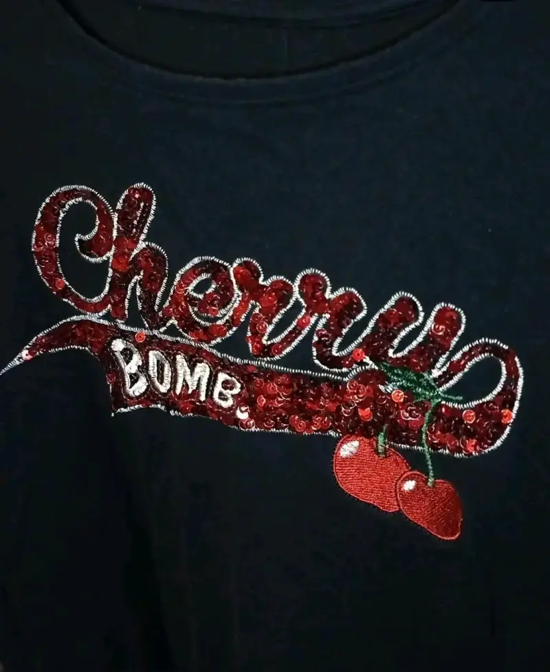 Polera negra con diseño Cherry Bomb - 2