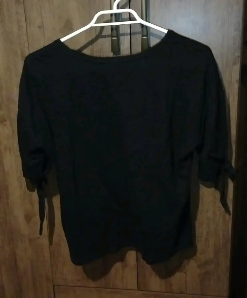 Polera negra con diseño Cherry Bomb - 3